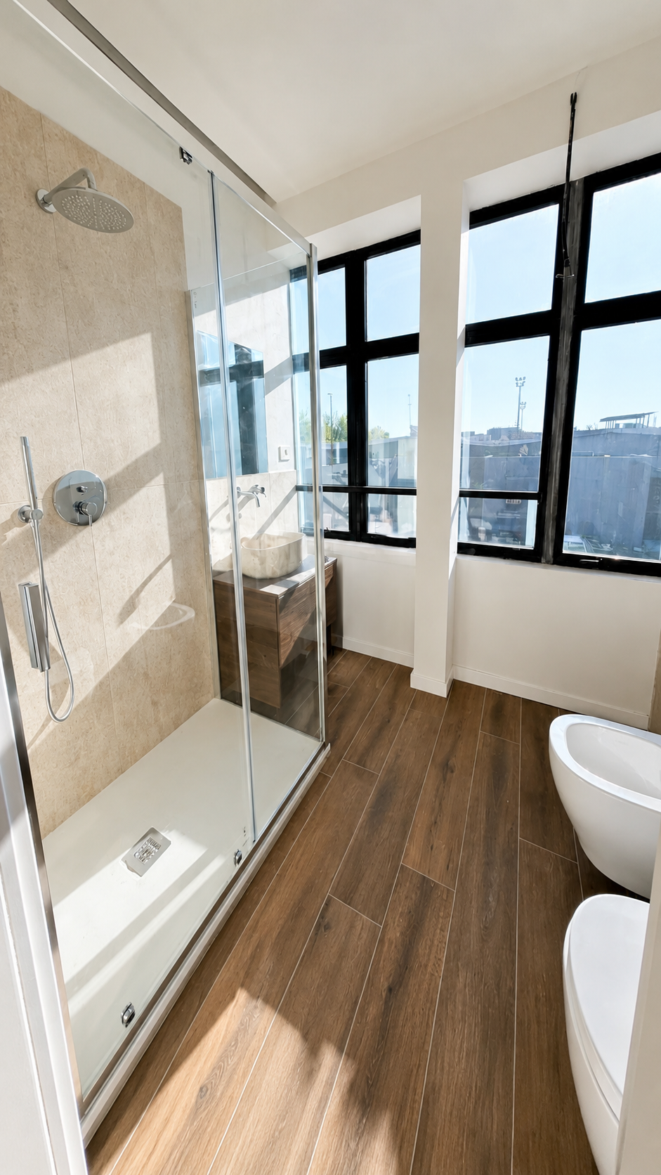 Bagno finestrato con doccia